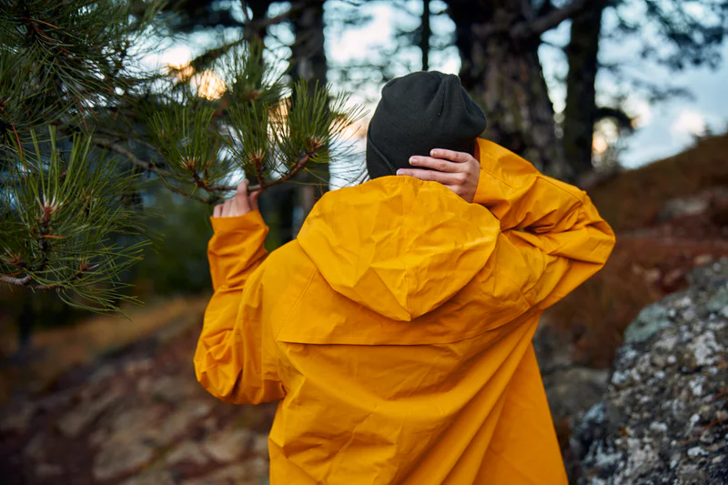 Lightweight sun protection clothing with surface stability and UPF
