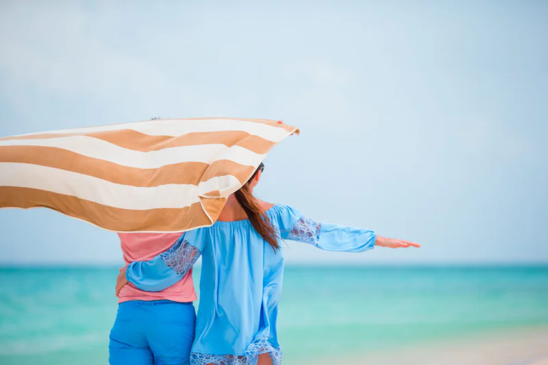 Lightweight sun protection clothing with surface stability and UPF